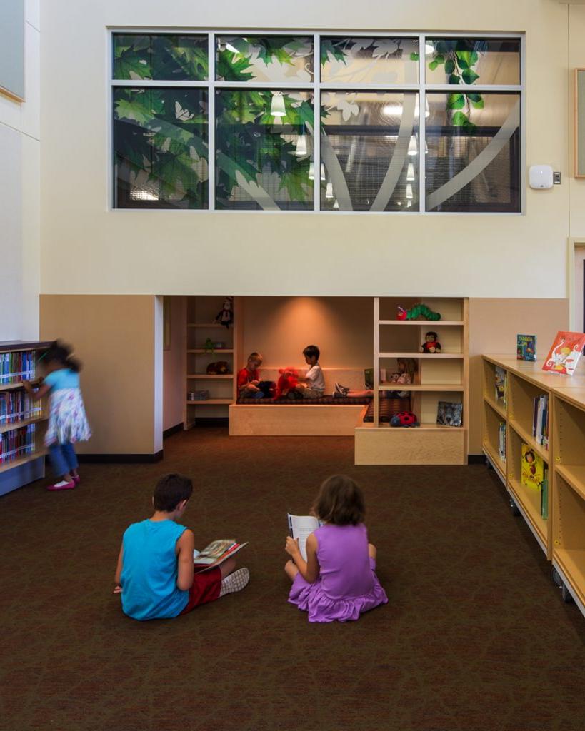 Students inside library at 伍德本小学